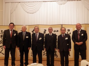 【学長(左から４番目)を囲んで温山会歴代会長と松山支部長】