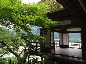 【涼しげな臥龍山荘です】